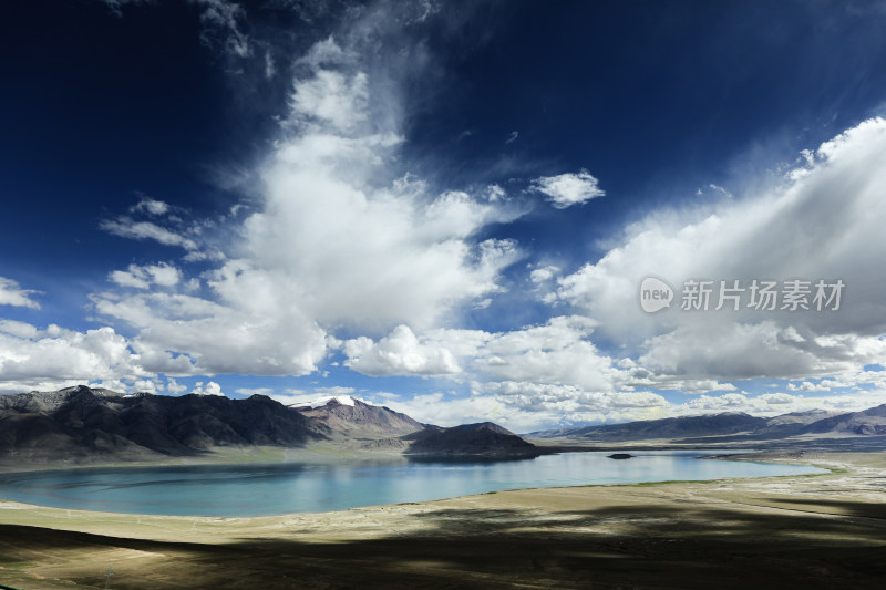 壮丽的高山湖泊自然风光全景