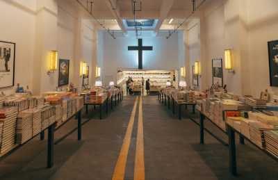 装饰着十字架的书店室内空间