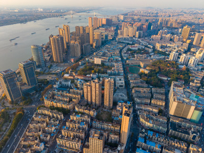 晚霞中的安徽芜湖城市风光航拍图