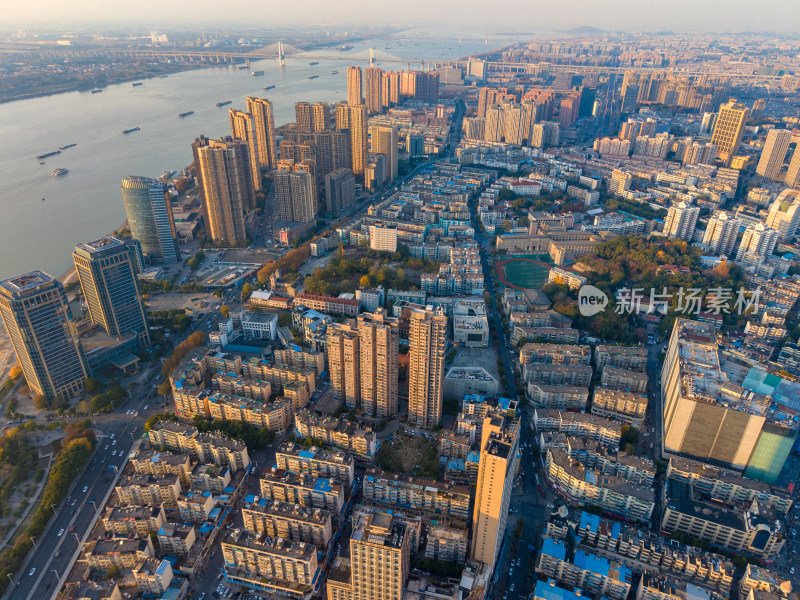 晚霞中的安徽芜湖城市风光航拍图