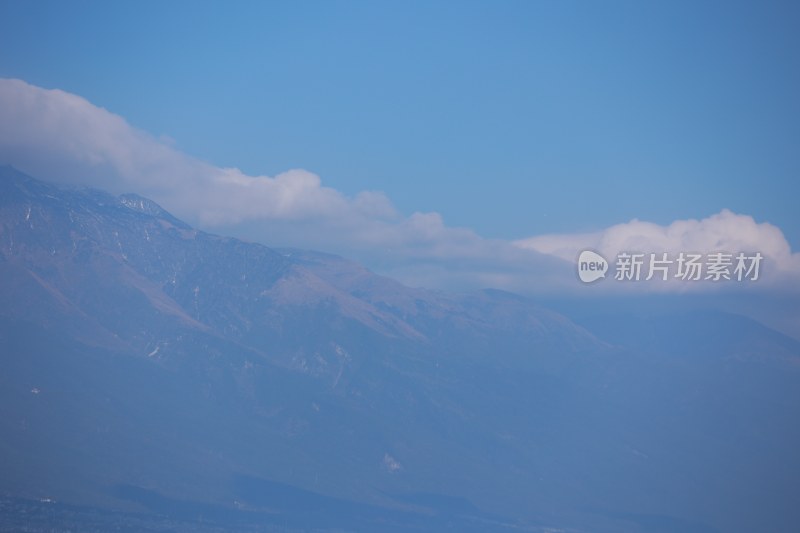 蓝天白云下的连绵山脉苍山洱海壮丽景象