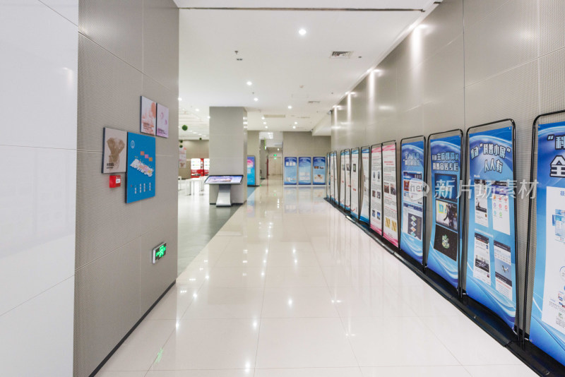 室内走廊展示架宣传画面