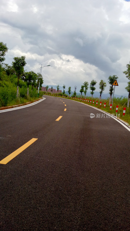 蜿蜒乡村公路自然风光