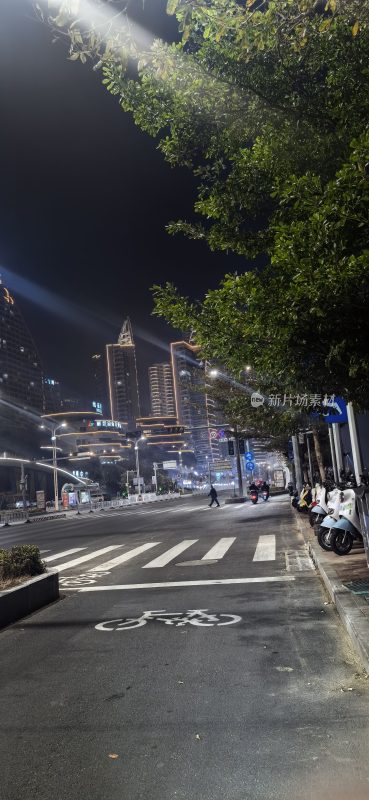 城市街道夜景行人稀少灯光璀璨