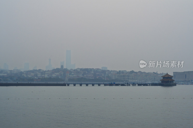 青岛栈桥海边城市远景及栈桥景观