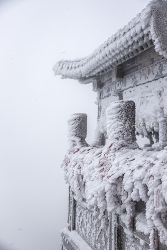 寒冷冬天冰雪霜冻的古建筑房檐走廊