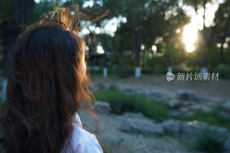 户外公园夕阳下逆光拍摄的亚洲美少女