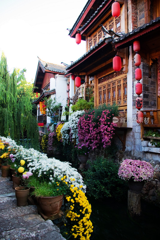 丽江古城河道与街景