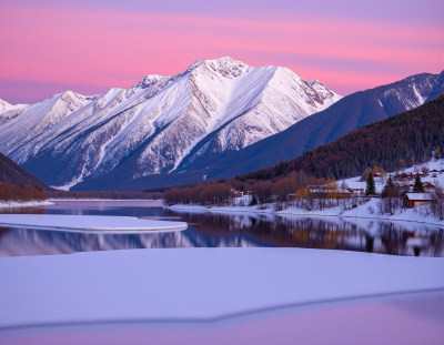 雪山湖泊粉紫色天空风景