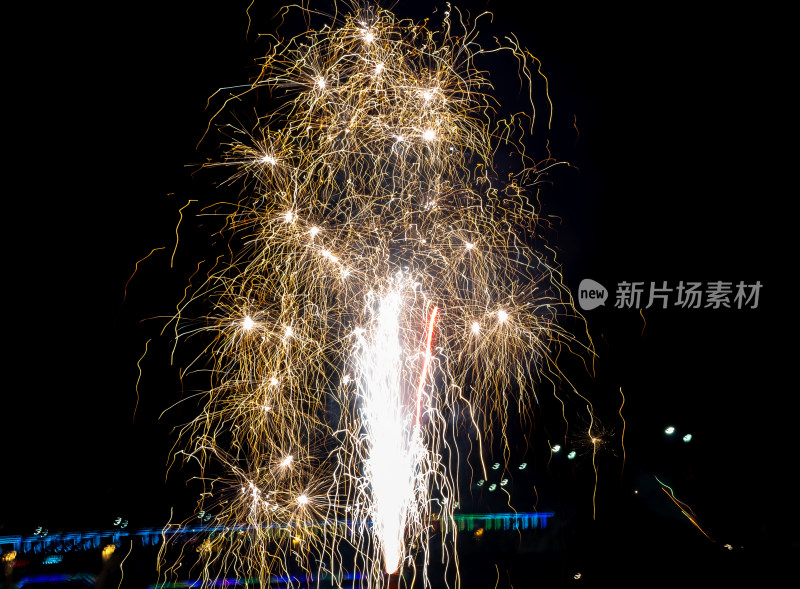 夜空下绚烂多彩的烟花绽放景象