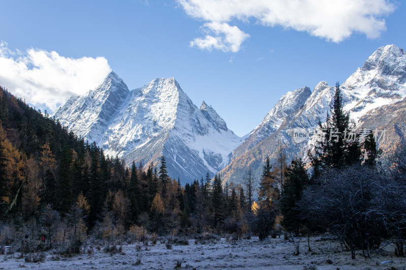 川西四姑娘山双桥沟景区雪山秋色