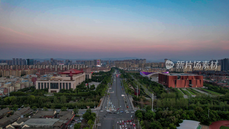 云南昆明城市夕阳晚霞航拍图