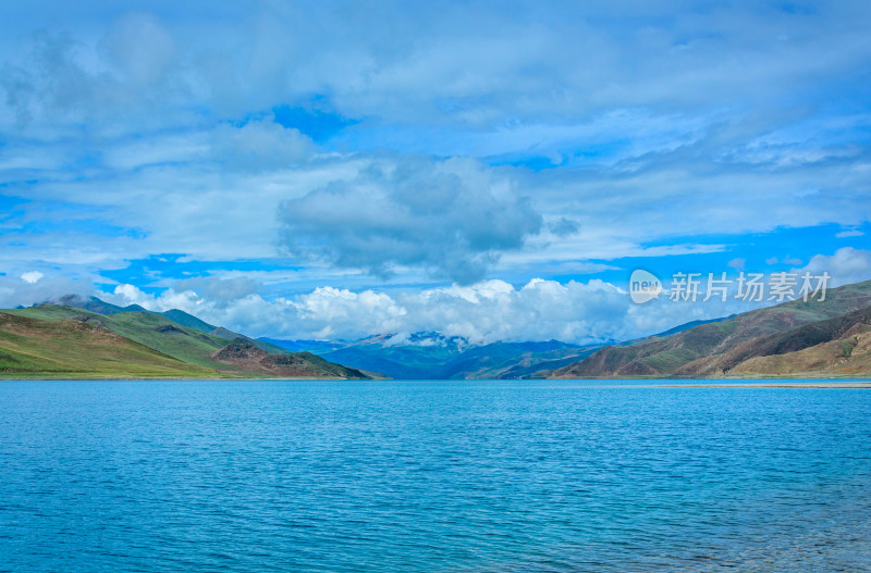 西藏山南羊卓雍措羊湖旅游景区湖泊远山风光