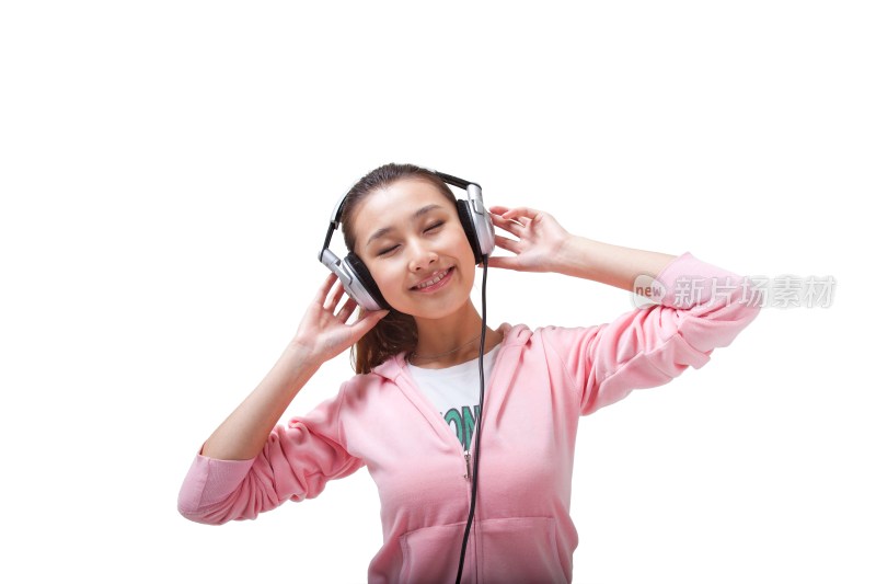 快乐的年轻女人戴耳机听音乐