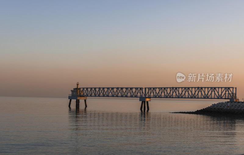 夕阳下的天津滨海东疆海边