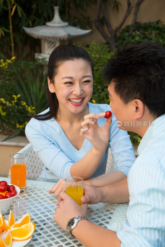 夫妻在院子里吃早餐