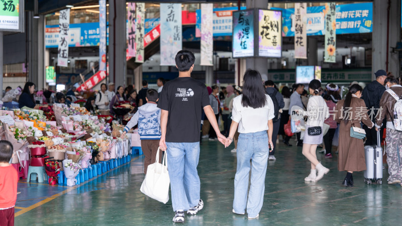 云南昆明斗南花市吸引大量游客前来买花