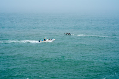 大海上两艘船相对行驶