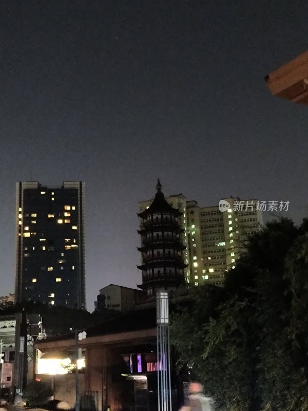 古建筑塔楼与现代高楼夜景对比