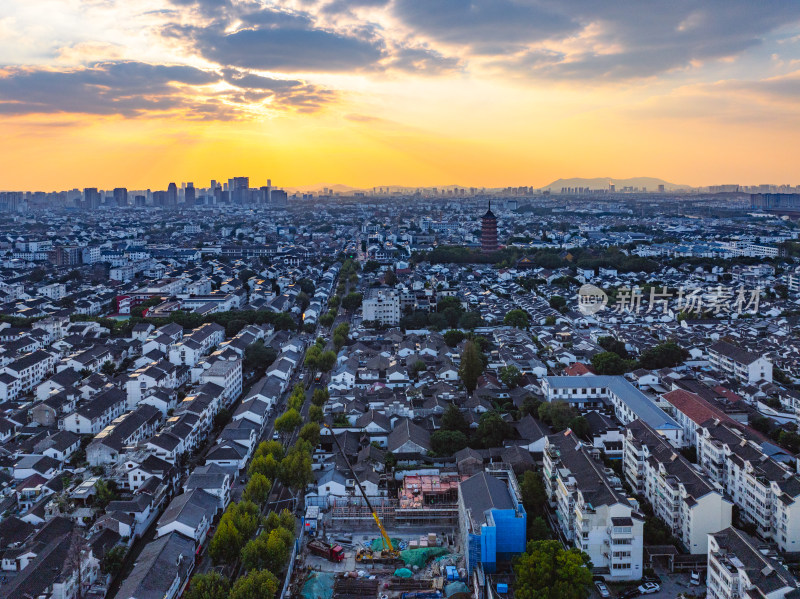 航拍夕阳下苏州古城区北寺塔高新区同框