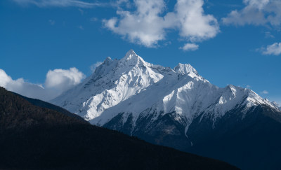 西藏林芝多雄拉雪山