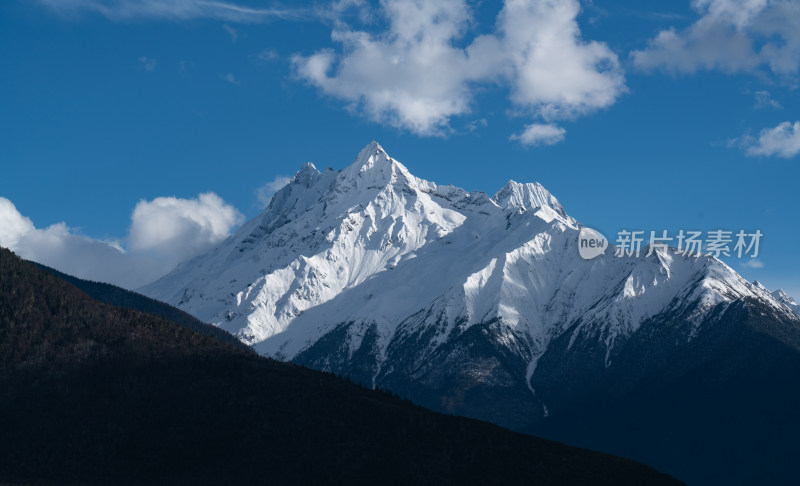 西藏林芝多雄拉雪山