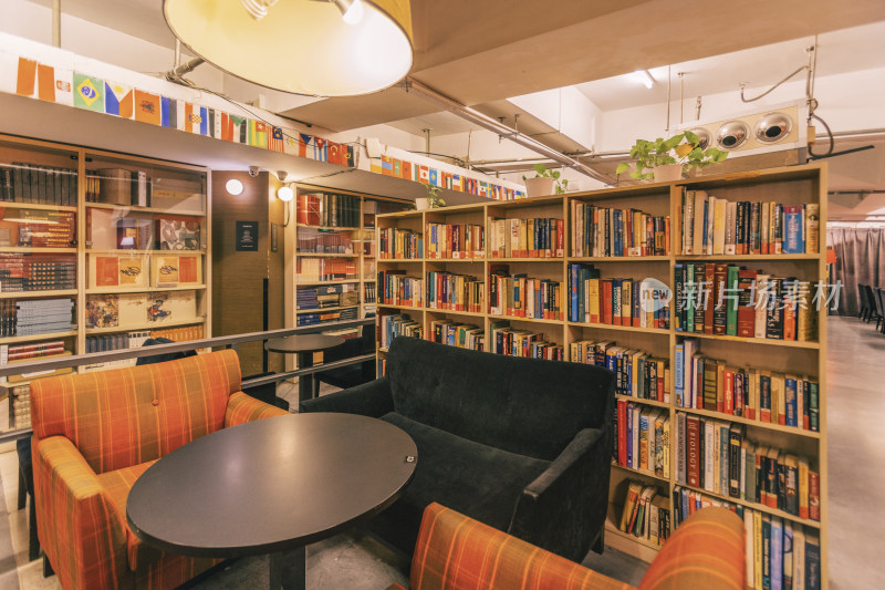 摆放沙发与桌子的书店室内空间