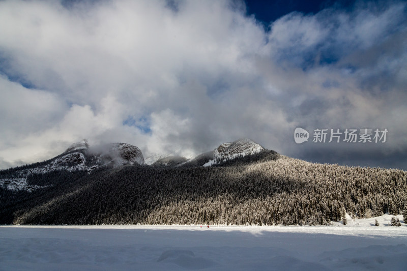 冰雪覆盖的落基山