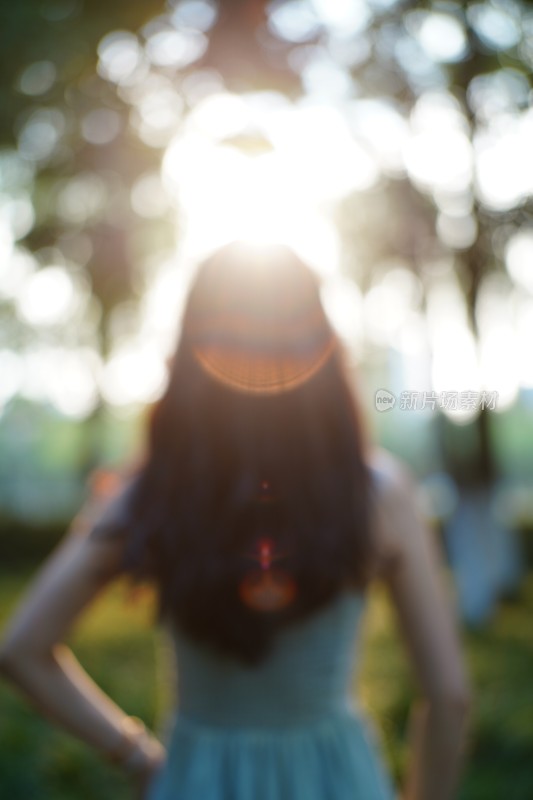 在太阳余晖下的美丽长发女人