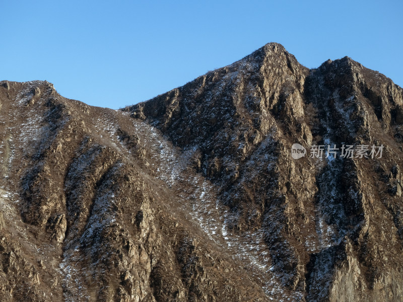 冬季远处的积雪山峰