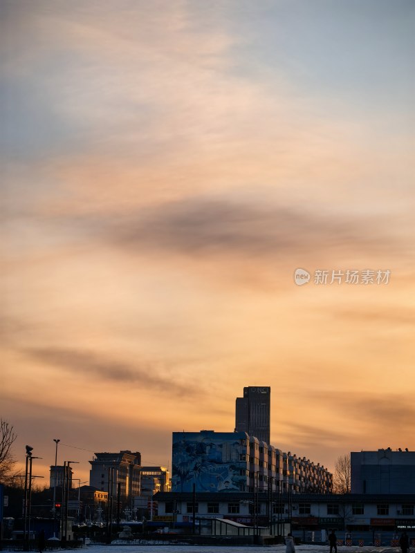 城市黄昏时分天空与建筑相映的美景