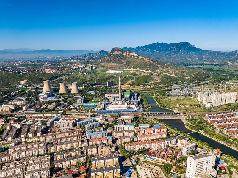 河北张家口市下花园区鸡鸣山脚下的城镇全景