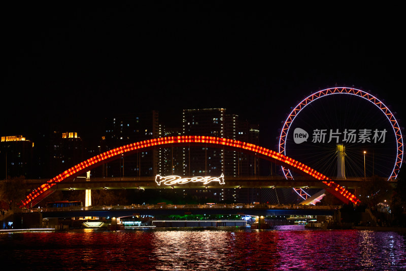 夜晚河流上的天津之眼摩天轮夜景