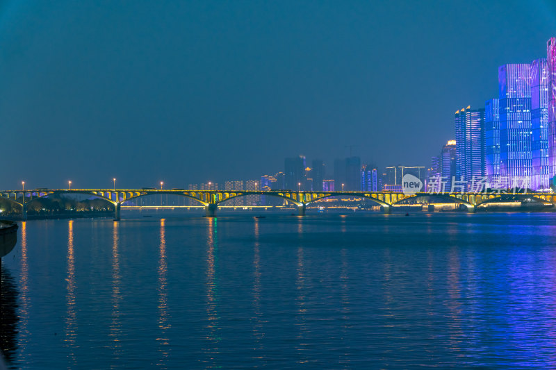 长沙市湘江夜景地标建筑灯光秀