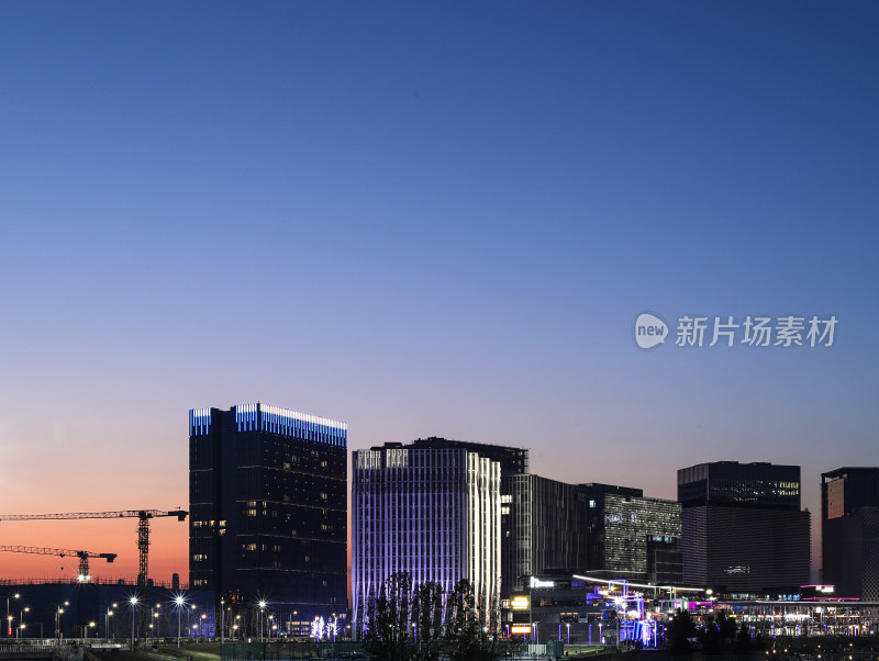 现代城市建筑摩天大楼的夜景风光背景图