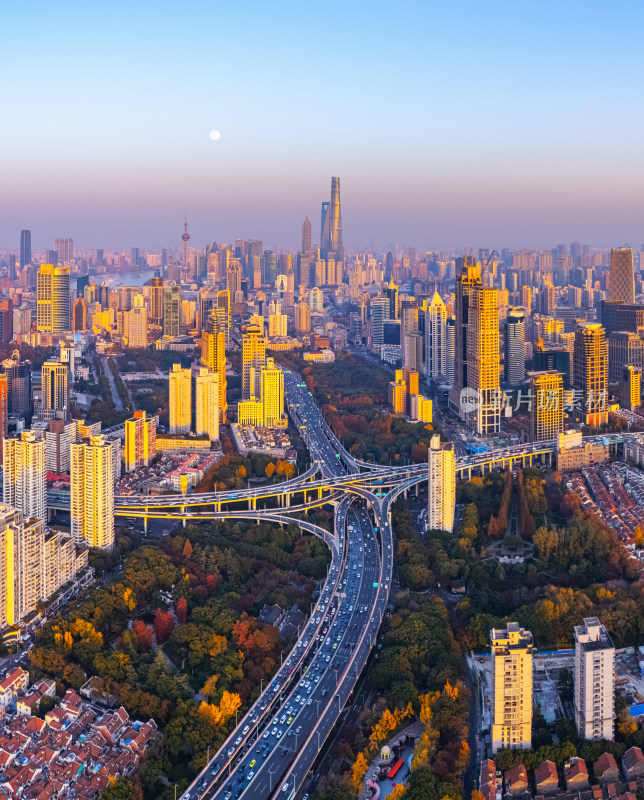 航拍上海市区黄昏美景