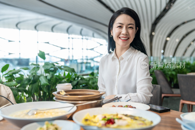 商务女士用餐