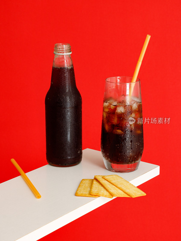 红色背景，桌面上摆放着夏日饮品可乐