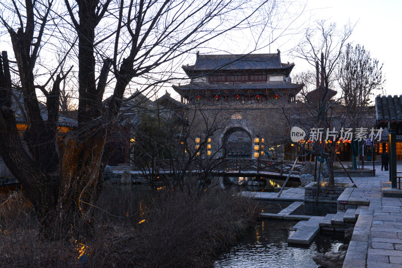 济南明水古城古建筑城楼与水面倒影风光