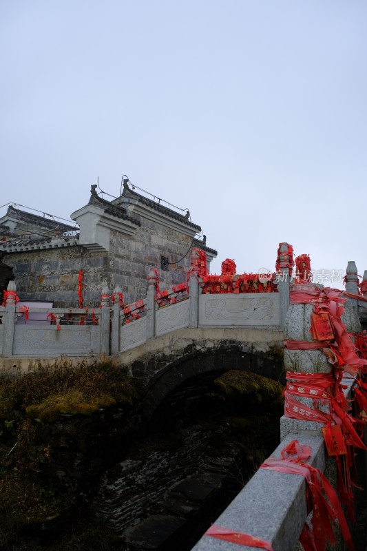 古色古香的石桥建筑与红色绸带