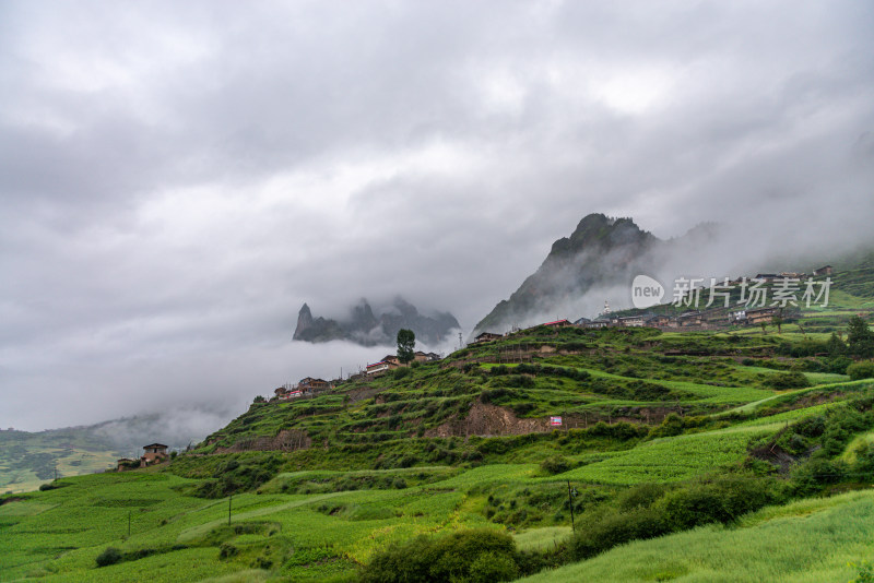 云雾缭绕的山峰