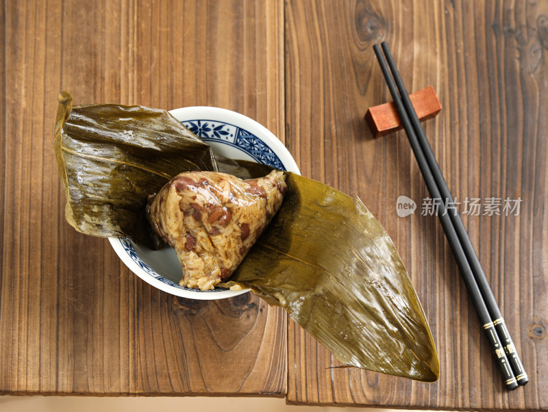 桌面上摆放着的中国传统节日端午节美食粽子