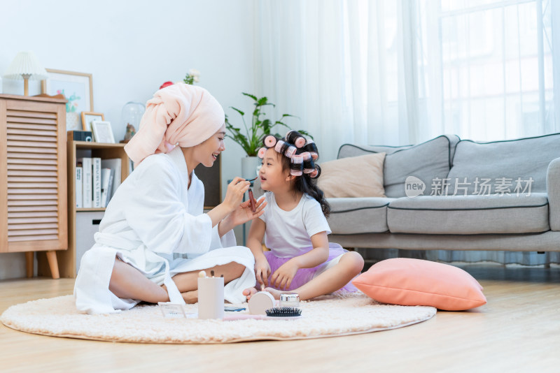 妈妈给女儿化妆