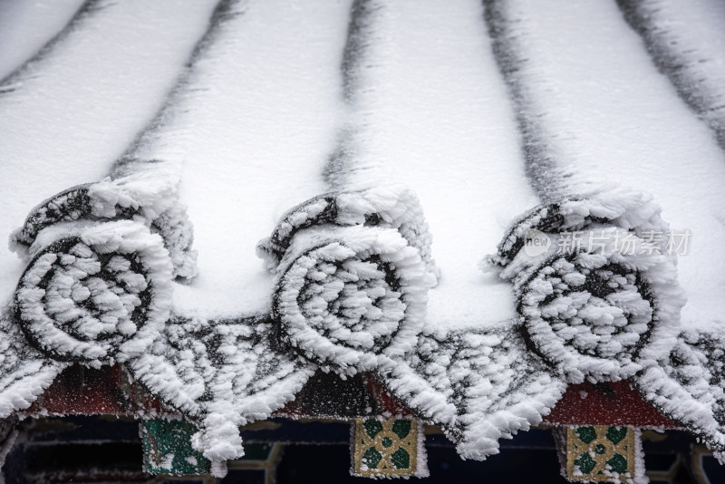 古建筑房檐大雪冰冻