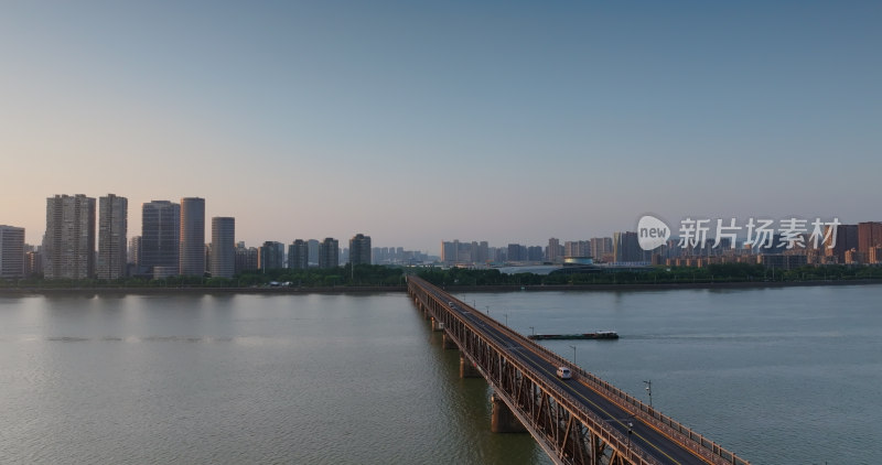 浙江省杭州市钱塘江六和塔晨曦