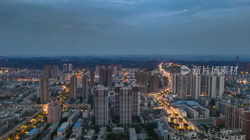 四川德阳蓝调时刻夜幕降临夜景航拍图