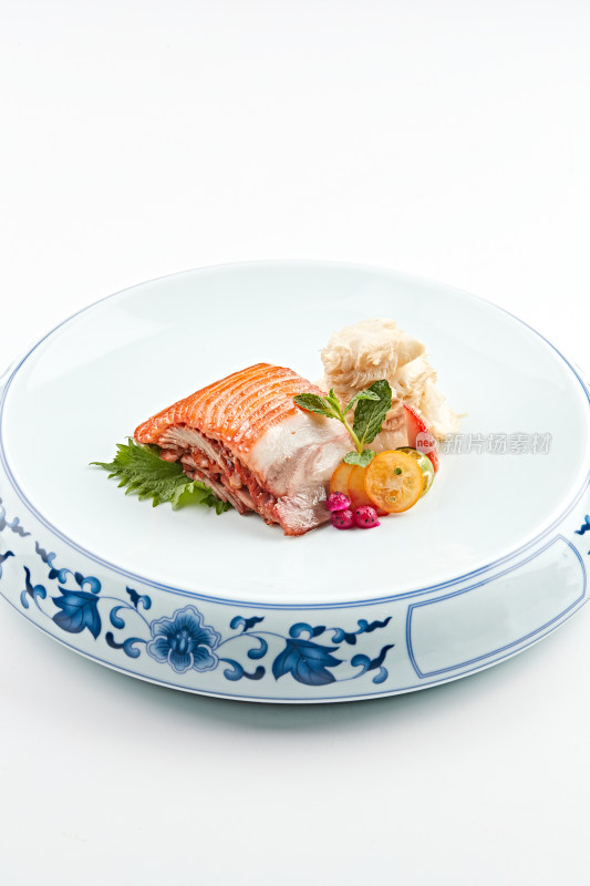 青花瓷餐具装的张家口柴沟堡熏肉
