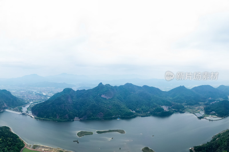 浦阳江两岸的自然风光