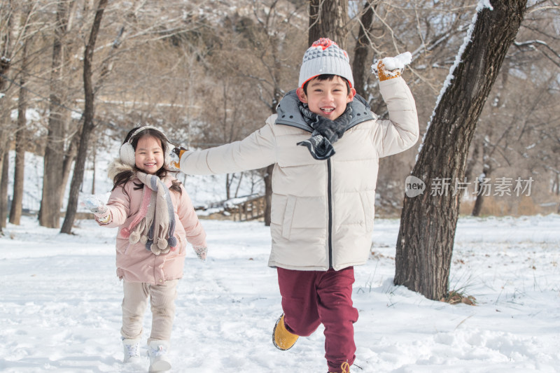 两个小朋友在雪地里玩耍