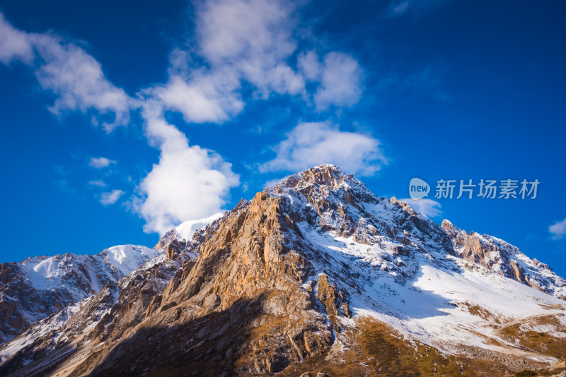 新疆天山山脉雪山山峰